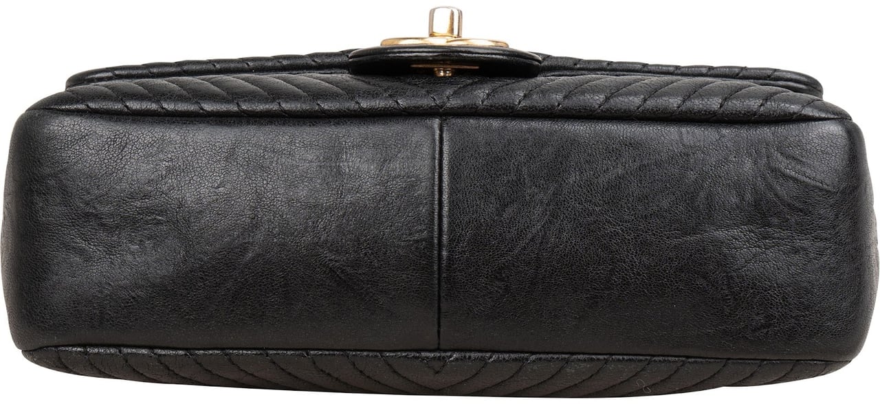 Chanel Quilted Lambskin Chevron Single Flap Crossbody Bag Zwart