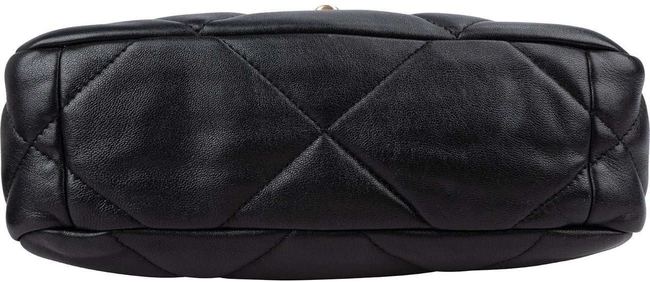Chanel 19 Quilted Lambskin Leather Single Flap Crossbody Bag Zwart