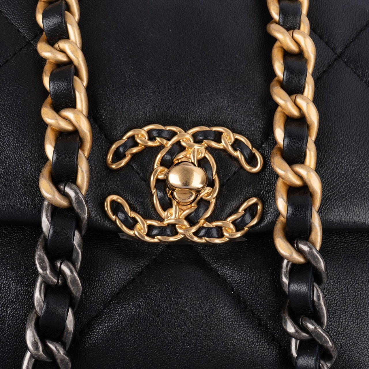 Chanel 19 Quilted Lambskin Leather Single Flap Crossbody Bag Zwart