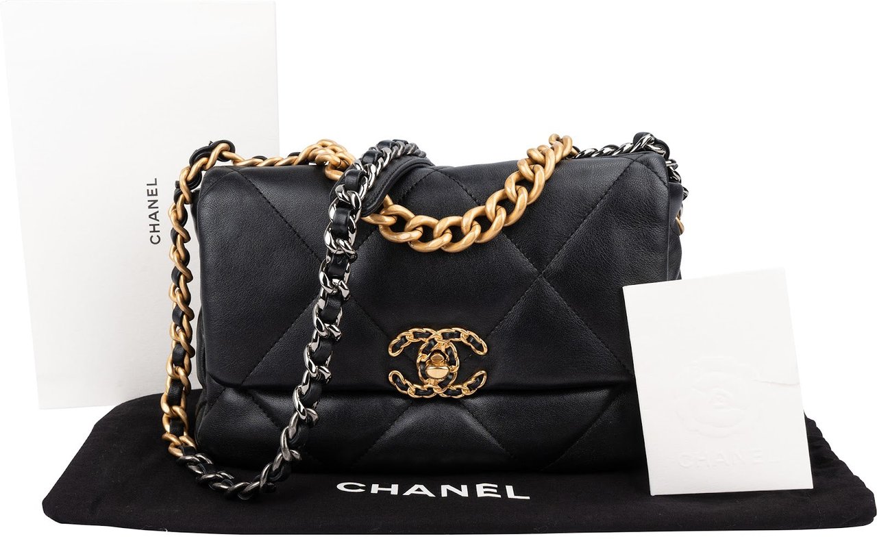Chanel 19 Quilted Lambskin Leather Single Flap Crossbody Bag Zwart