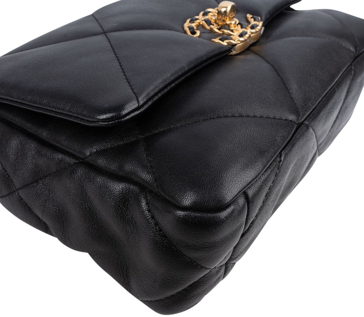 Chanel 19 Quilted Lambskin Leather Single Flap Crossbody Bag Zwart