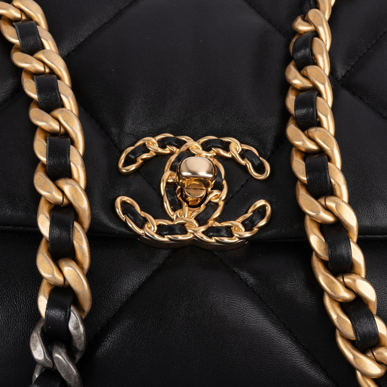 Chanel 19 Quilted Lambskin Leather Jumbo Single Flap Crossbody Bag Zwart