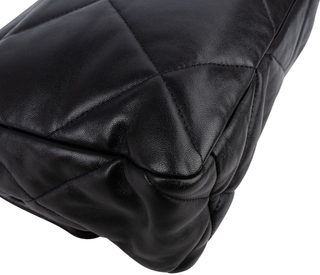 Chanel 19 Quilted Lambskin Leather Jumbo Single Flap Crossbody Bag Zwart