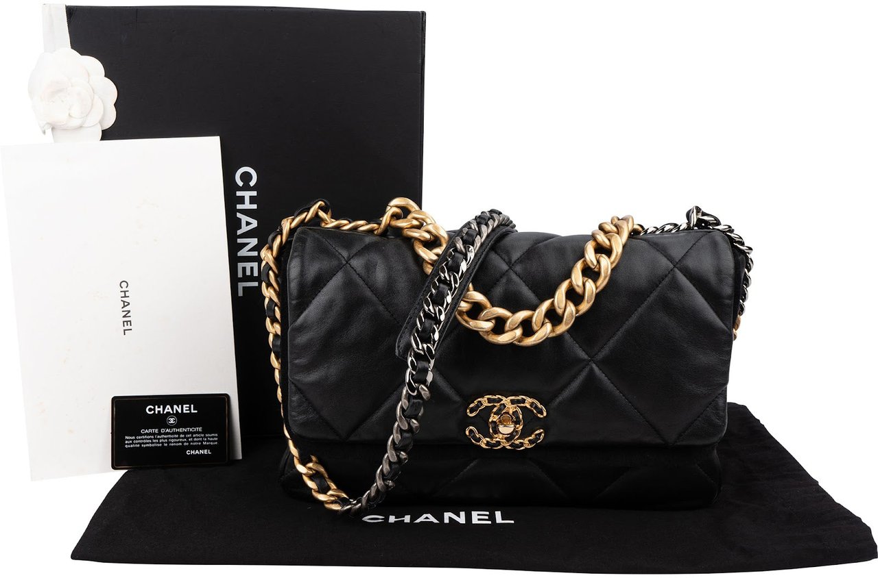 Chanel 19 Quilted Lambskin Leather Jumbo Single Flap Crossbody Bag Zwart