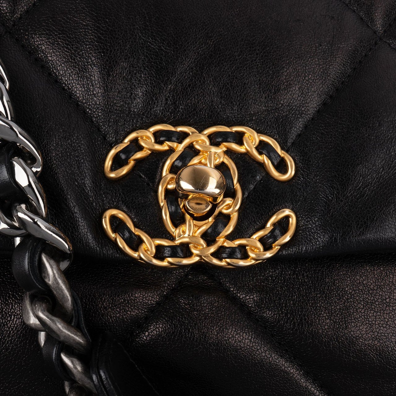 Chanel 19 Quilted Lambskin Leather Maxi Single Flap Shoulder Bag Zwart