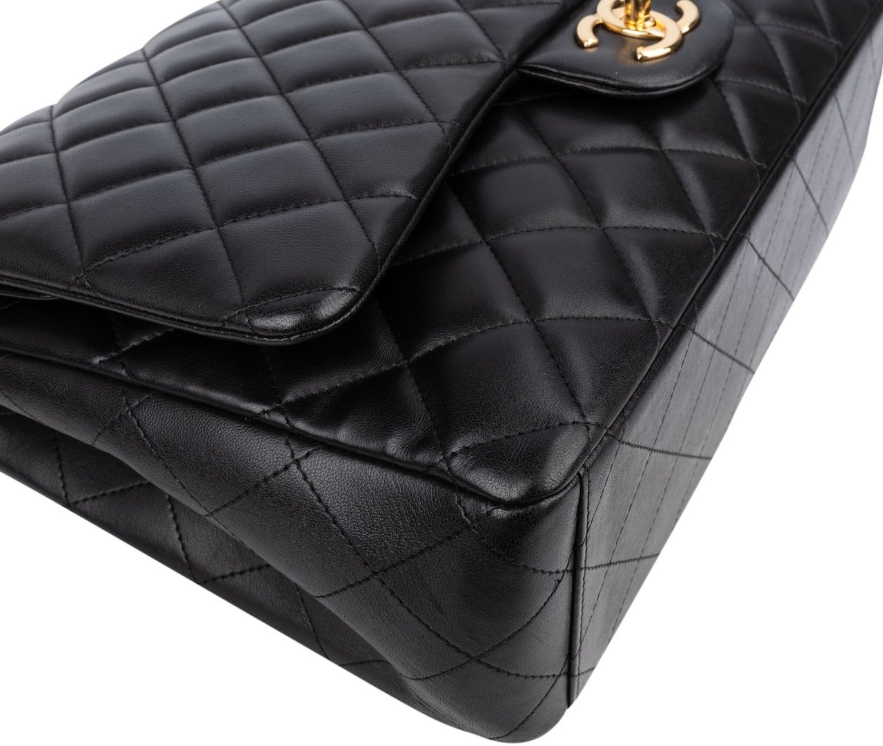 Chanel Quilted Lambskin Maxi Double Flap Crossbody Bag Zwart