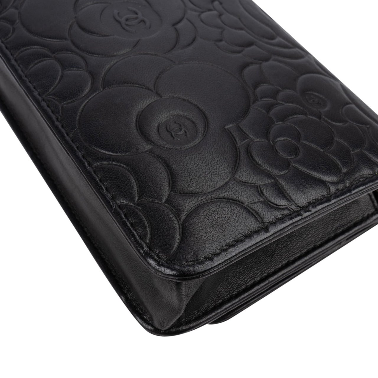 Chanel Camellia Embossed Lambskin Wallet on Chain Crossbody Bag Zwart