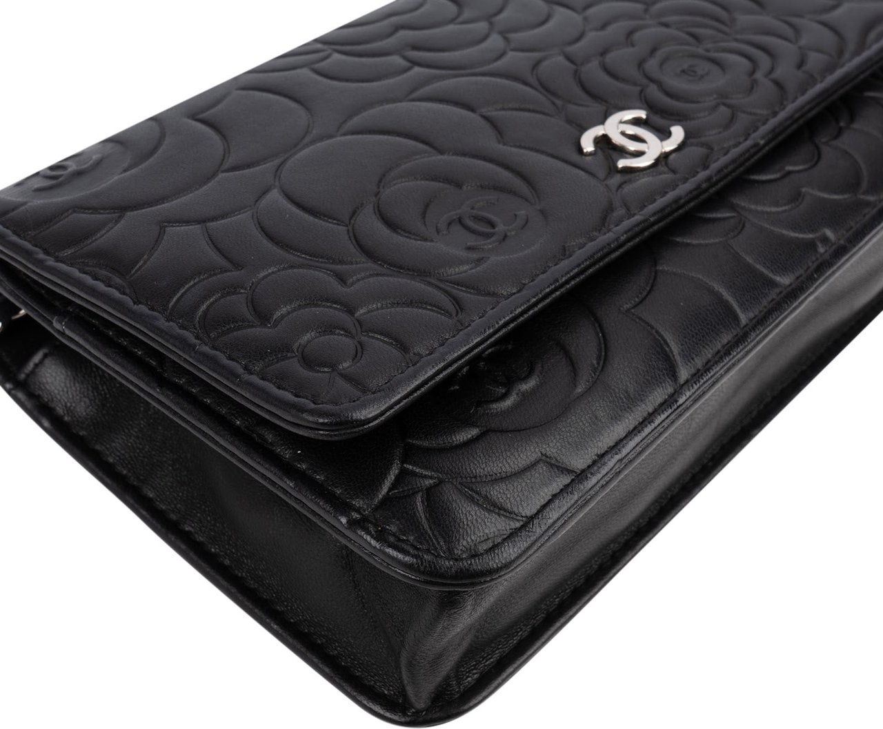 Chanel Camellia Embossed Lambskin Wallet on Chain Crossbody Bag Zwart