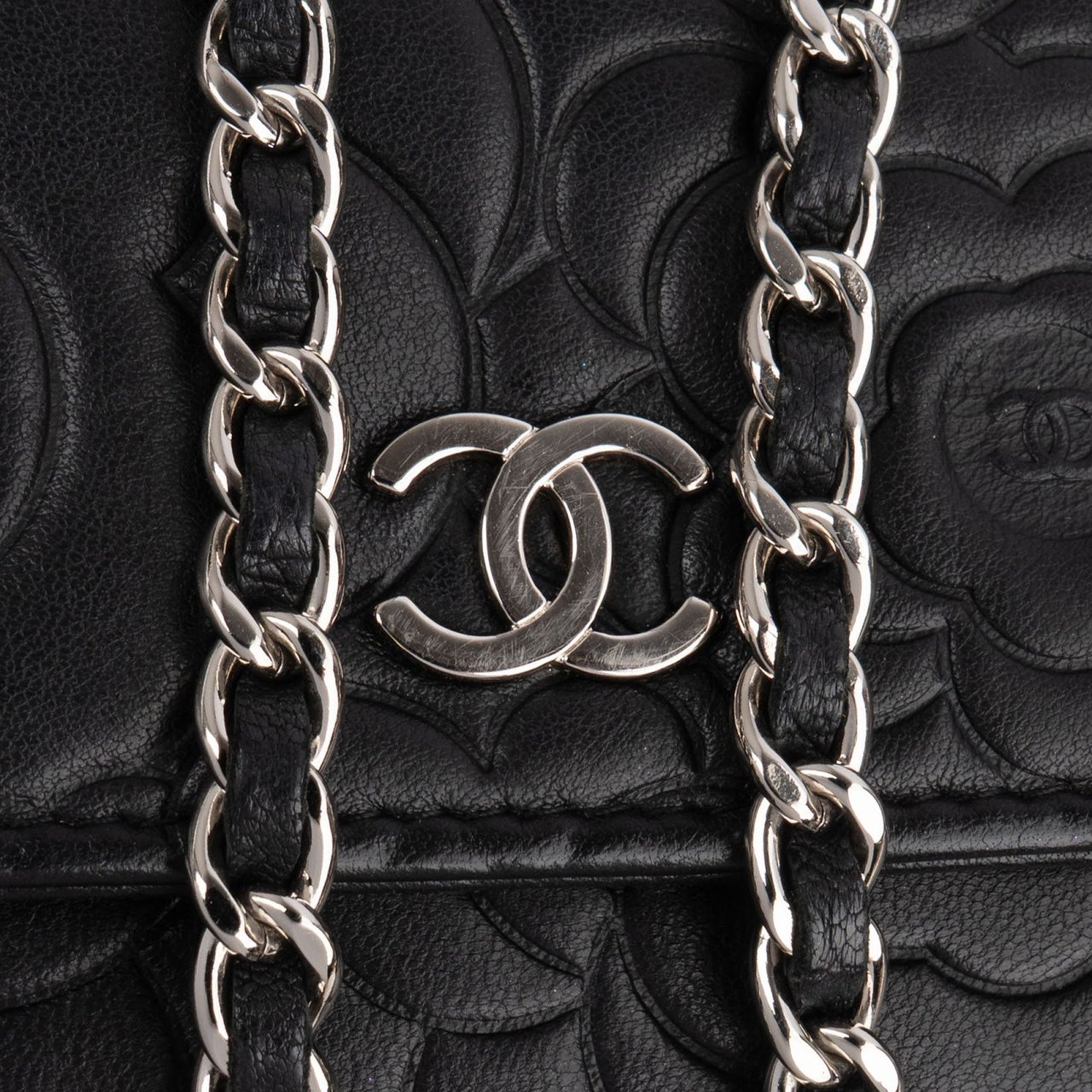 Chanel Camellia Embossed Lambskin Wallet on Chain Crossbody Bag Zwart