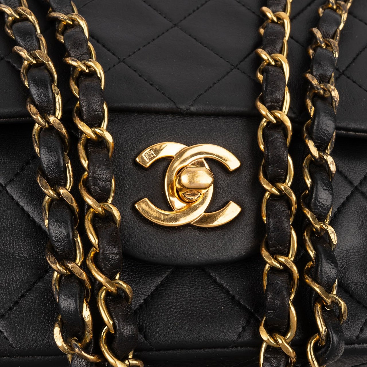 Chanel Quilted Lambskin 24K Gold Medium Double Flap Shoulder Bag Zwart