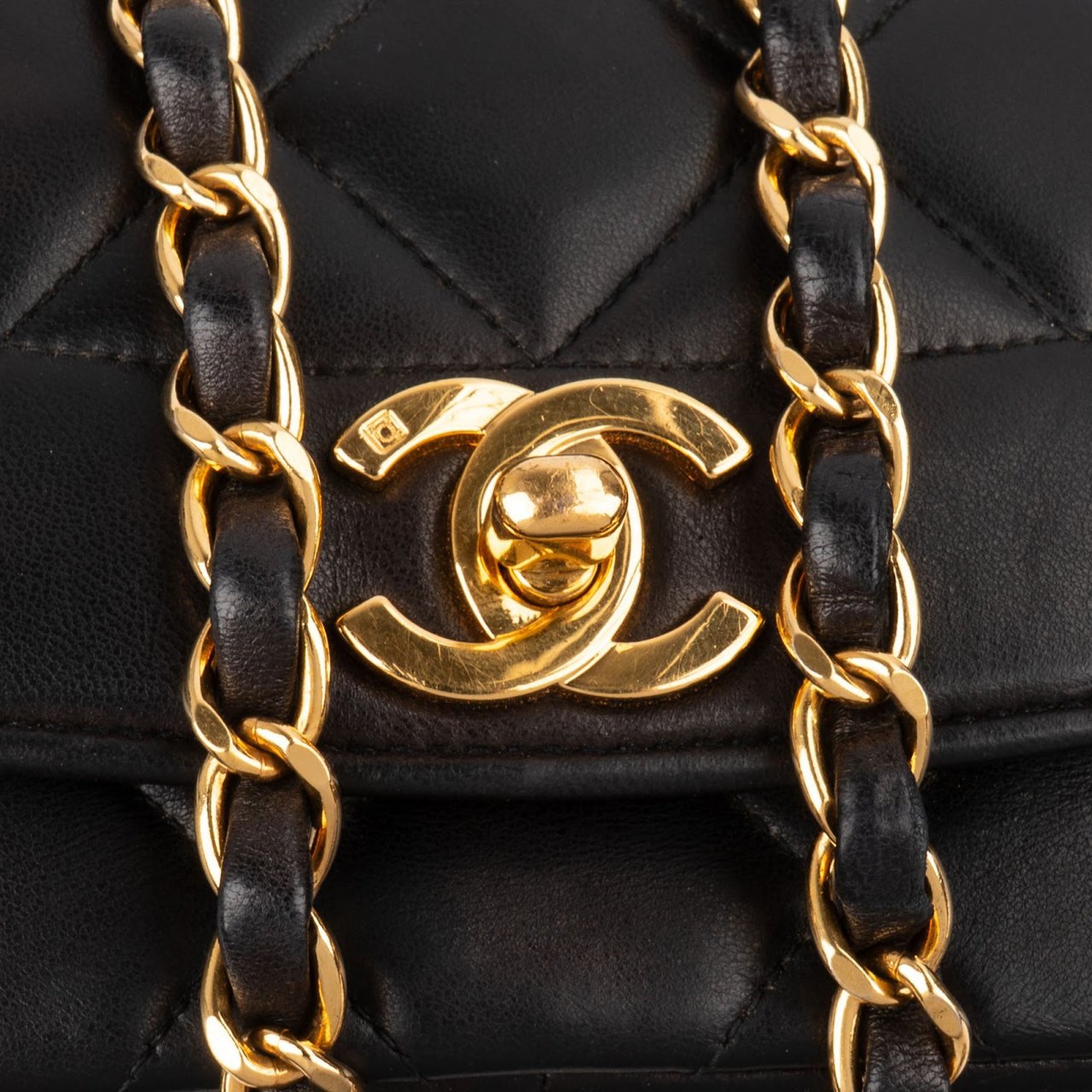 Chanel Quilted Lambskin 24K Gold Medium Diana Single Flap Crossbody Bag Zwart