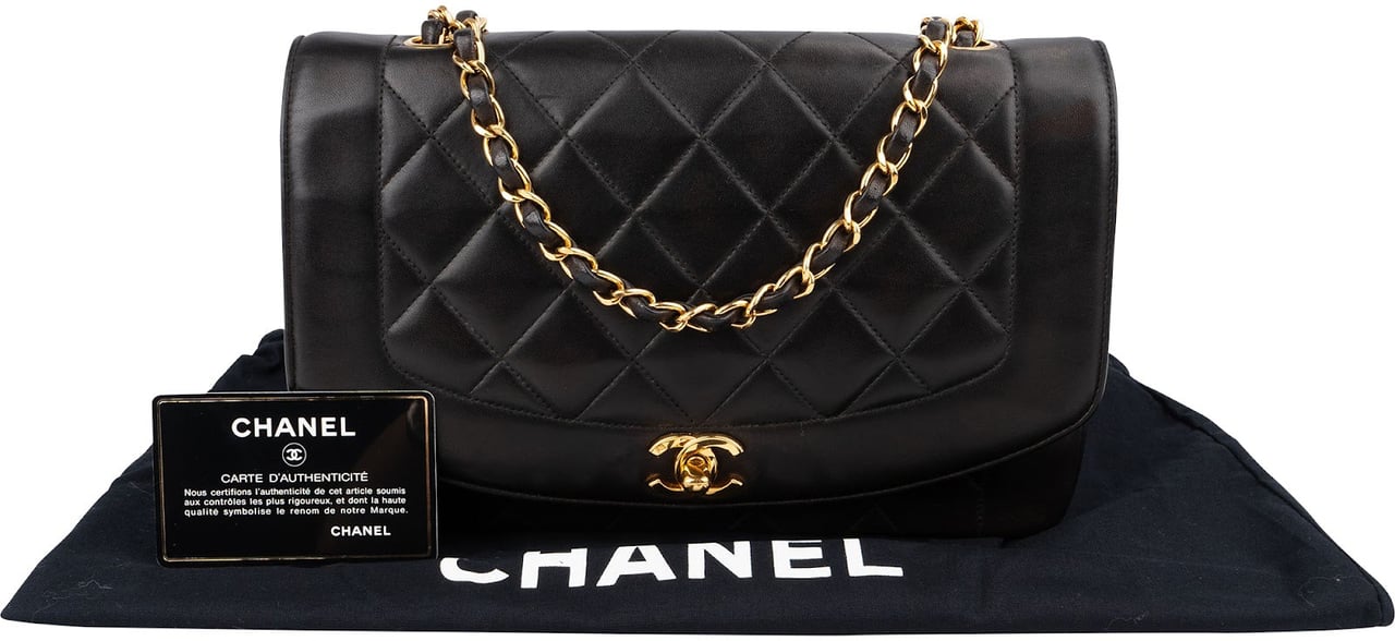 Chanel Quilted Lambskin 24K Gold Medium Diana Single Flap Crossbody Bag Zwart