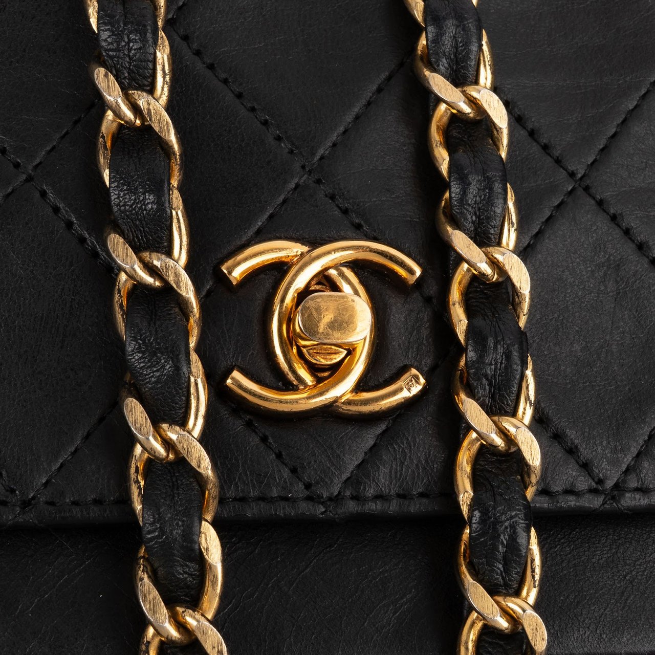 Chanel Quilted Lambskin 24K Gold Double Flap Shoulder Bag Zwart