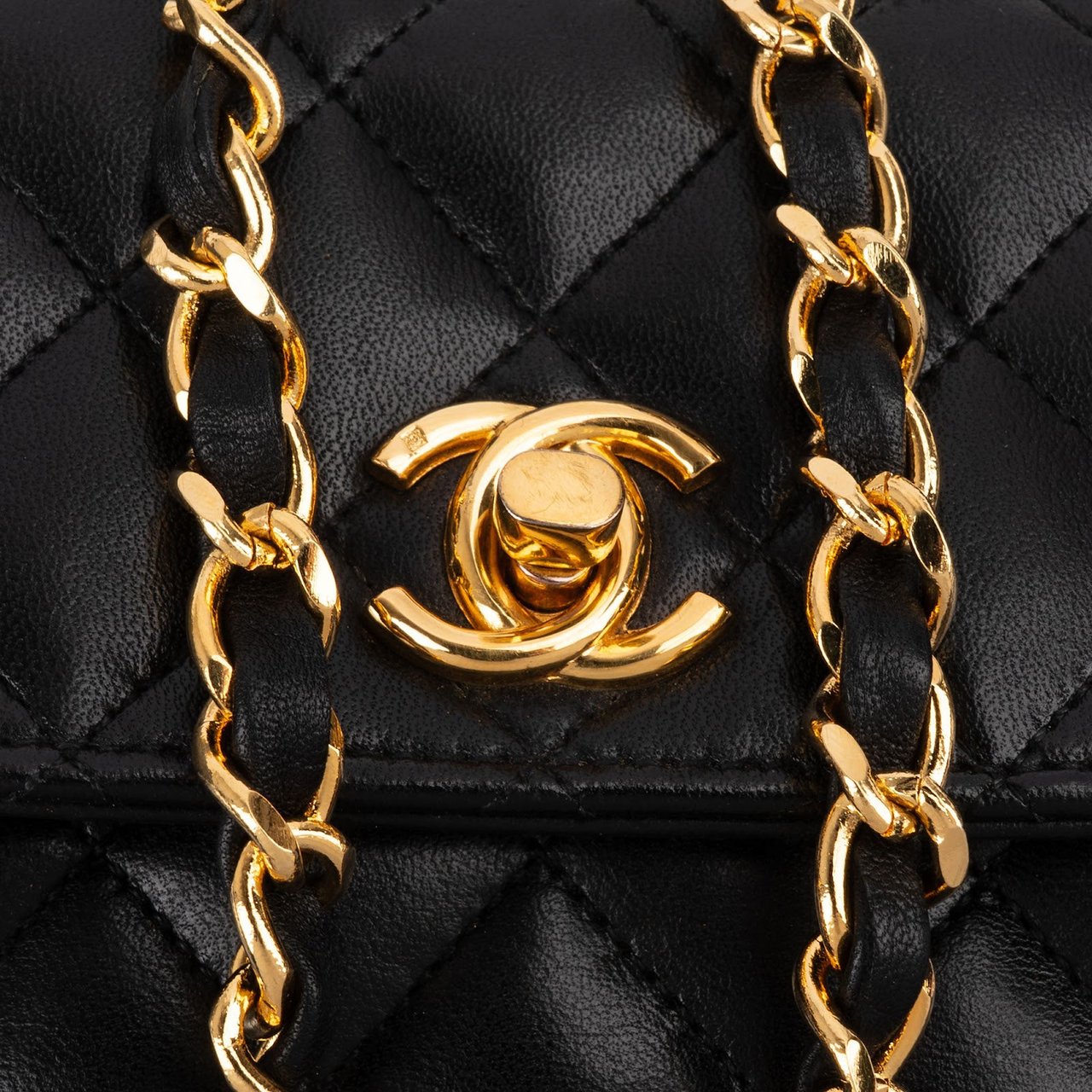 Chanel Quilted Lambskin 24K Gold Mini Single Flap Crossbody Bag Zwart