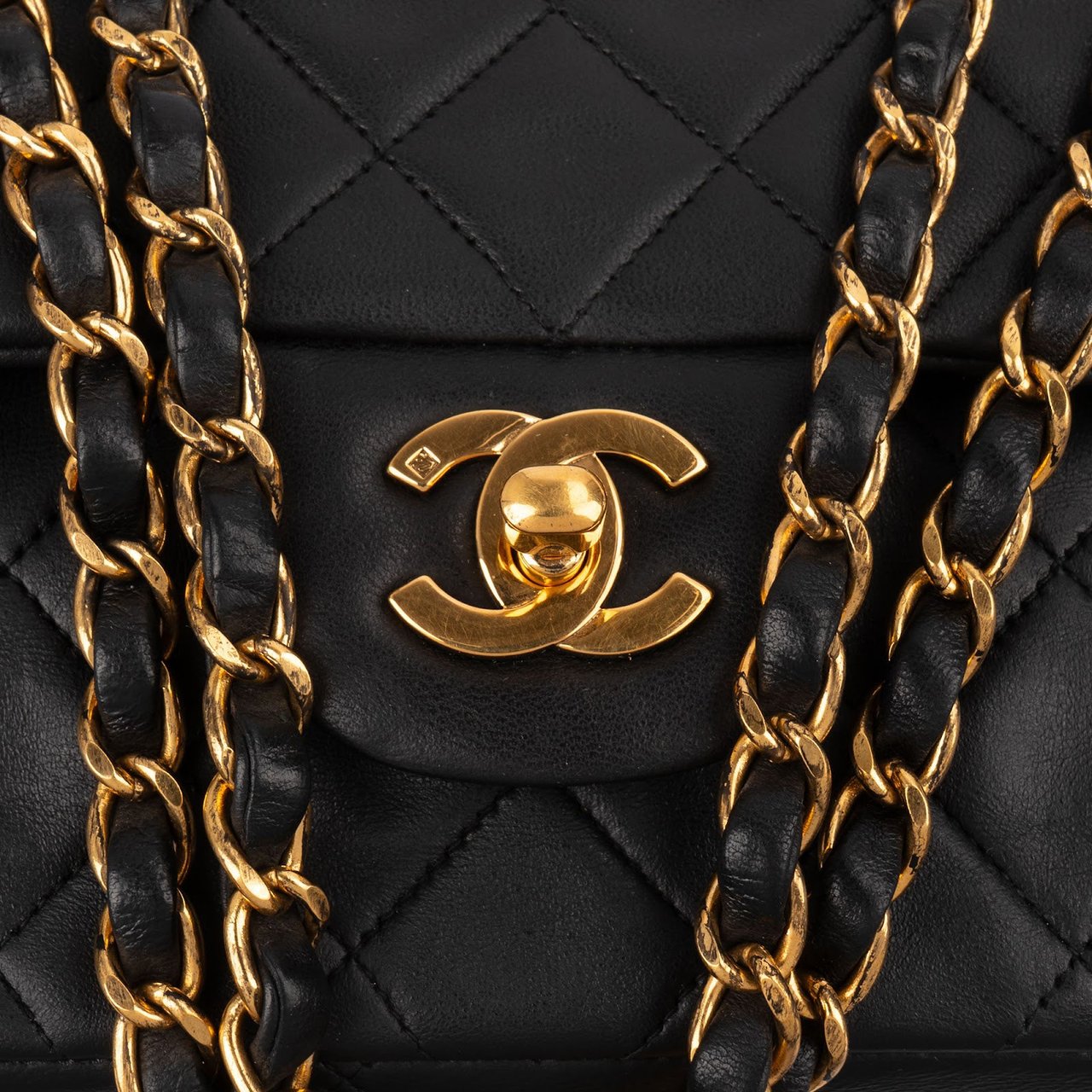 Chanel Quilted Lambskin 24K Gold Medium Double Flap Shoulder Bag Zwart