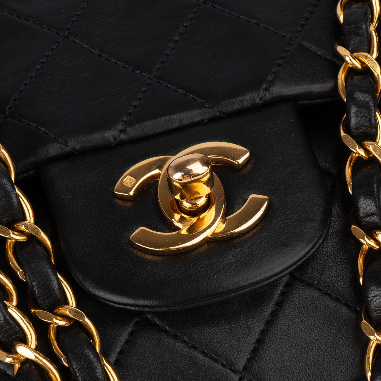 Chanel Chanel Quilted Lambskin 24K Gold Small Double Flap Crossbody Bag Zwart