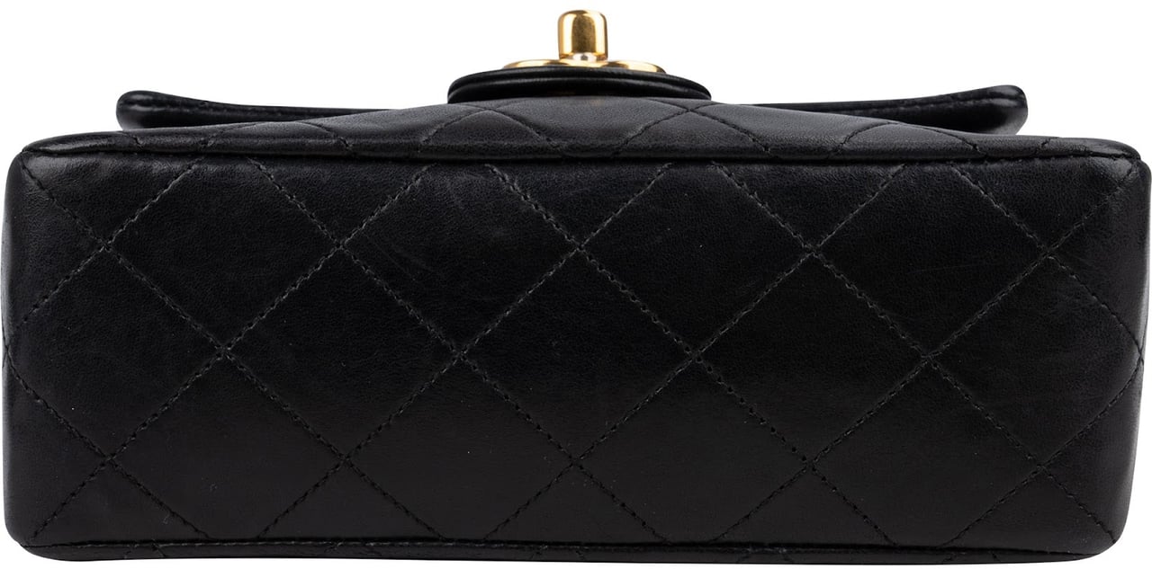 Chanel Quilted Lambskin Small 24K Gold Single Flap Crossbody Bag Zwart