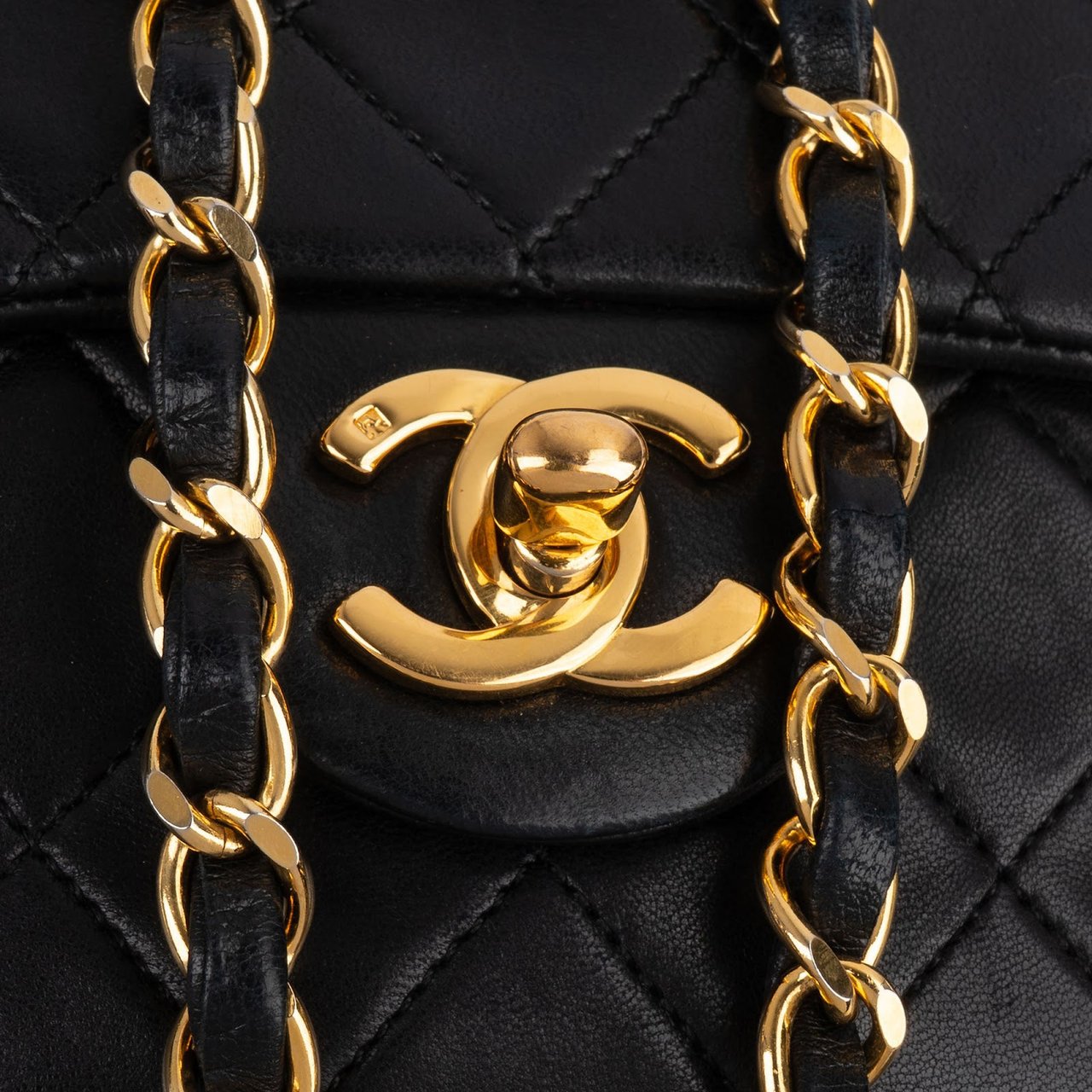 Chanel Quilted Lambskin Small 24K Gold Single Flap Crossbody Bag Zwart