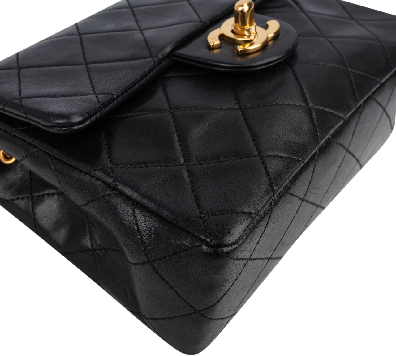 Chanel Quilted Lambskin Small 24K Gold Single Flap Crossbody Bag Zwart