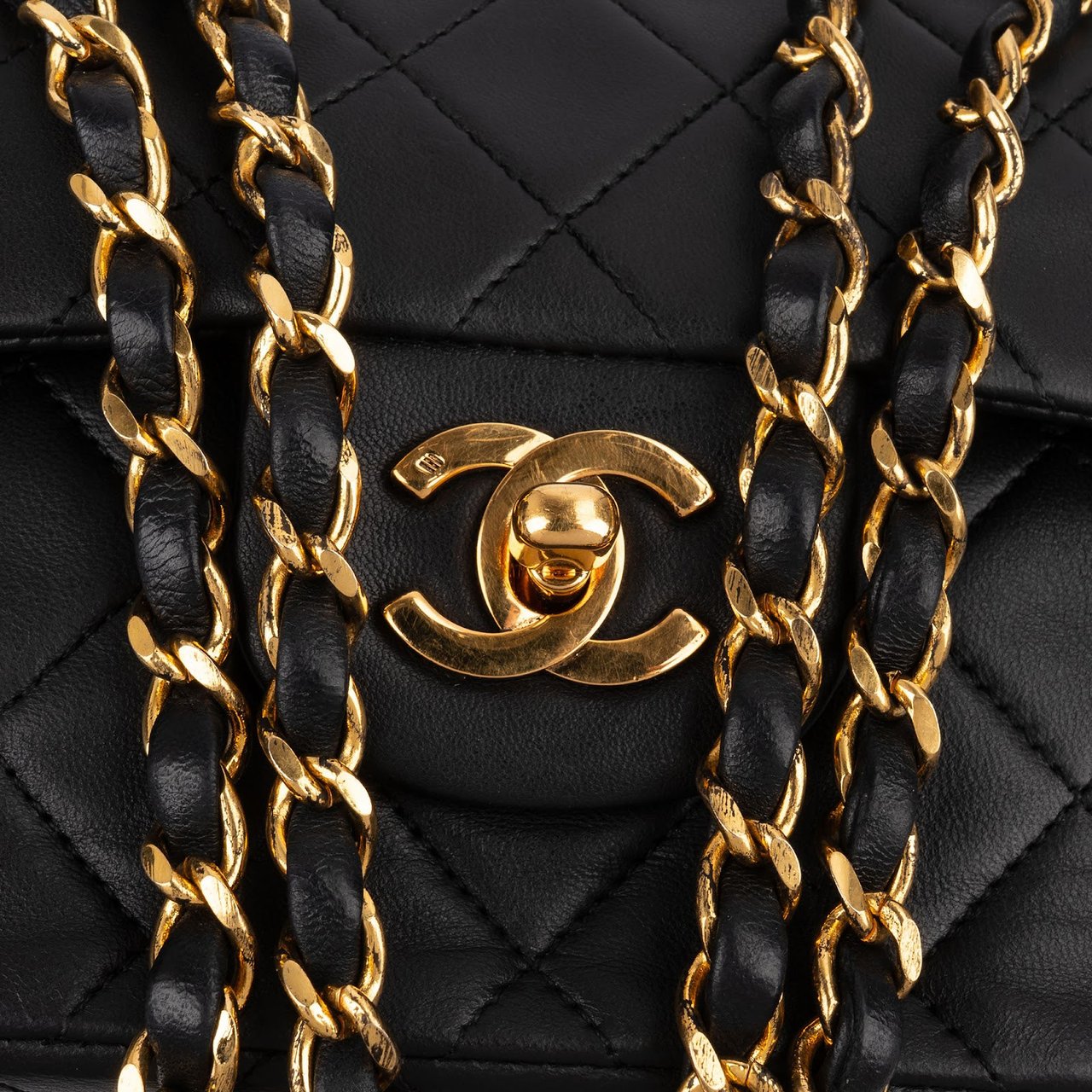Chanel Quilted Lambskin Small 24K Gold Double Flap Shoulder Bag Zwart