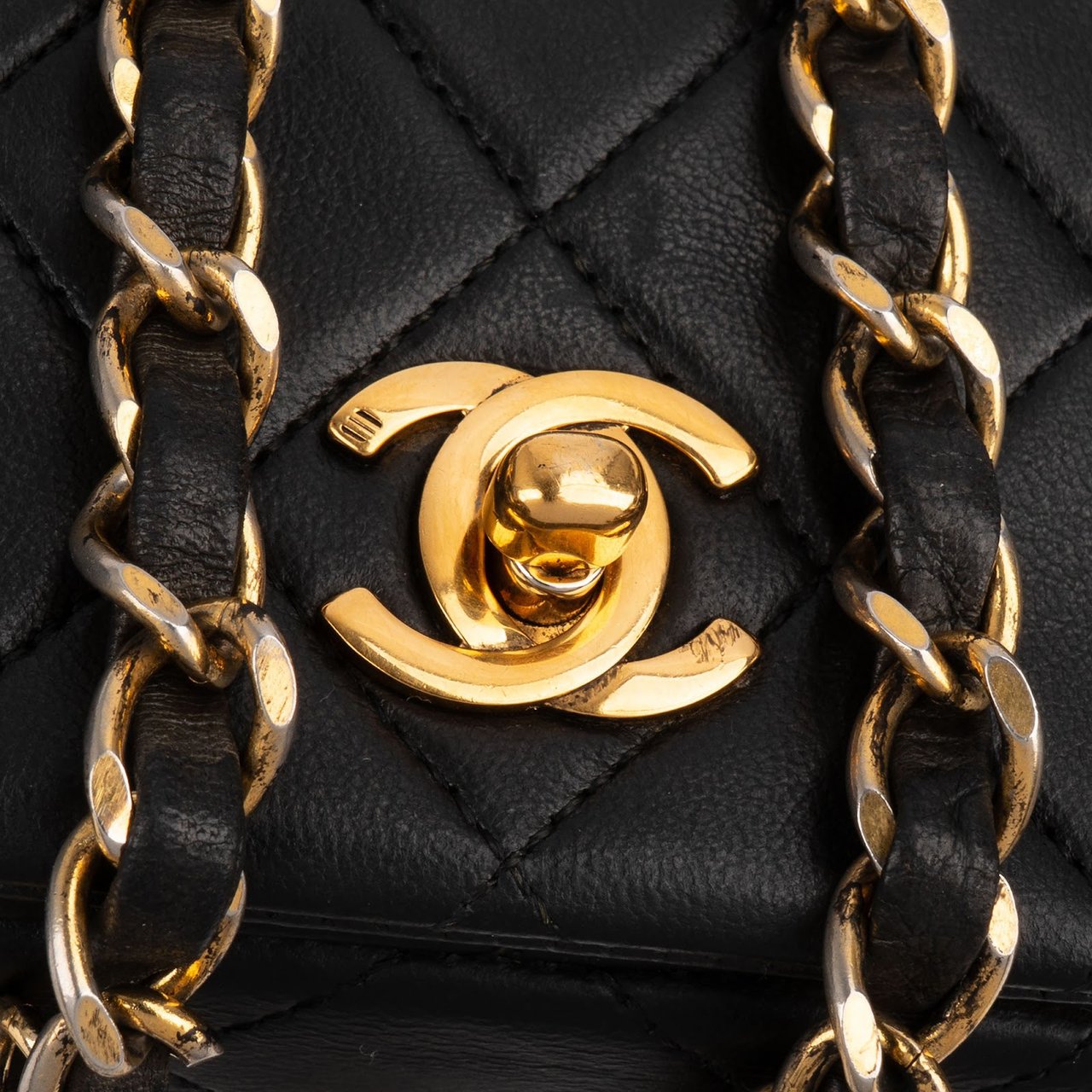 Chanel Quilted Lambskin Small 24K Gold Single Flap Crossbody Bag Zwart