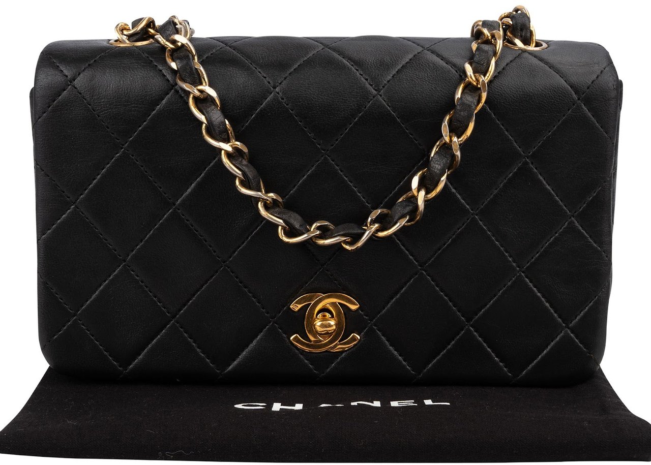 Chanel Quilted Lambskin Small 24K Gold Single Flap Crossbody Bag Zwart