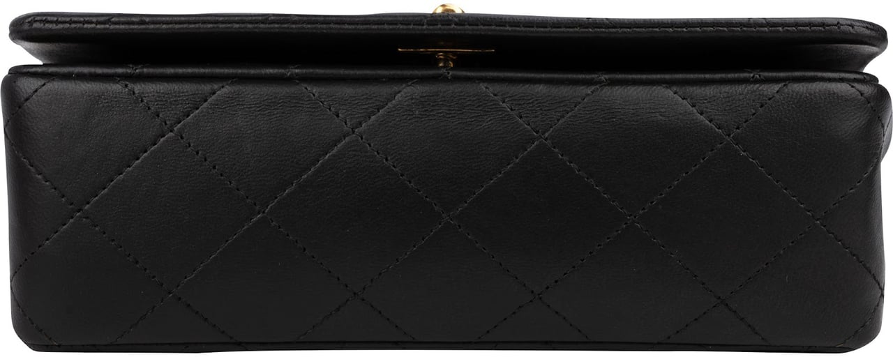 Chanel Quilted Lambskin Small 24K Gold Single Flap Crossbody Bag Zwart