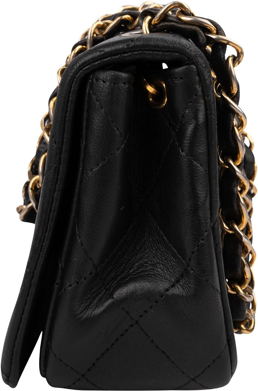 Chanel Quilted Lambskin Small 24K Gold Single Flap Crossbody Bag Zwart