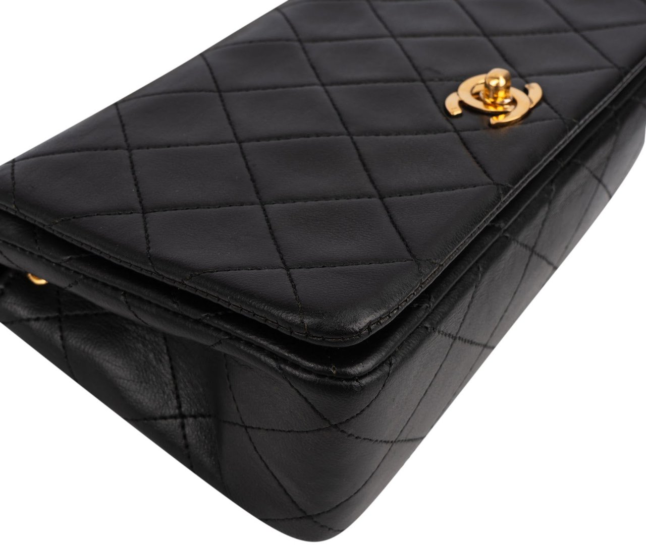 Chanel Quilted Lambskin Small 24K Gold Single Flap Crossbody Bag Zwart