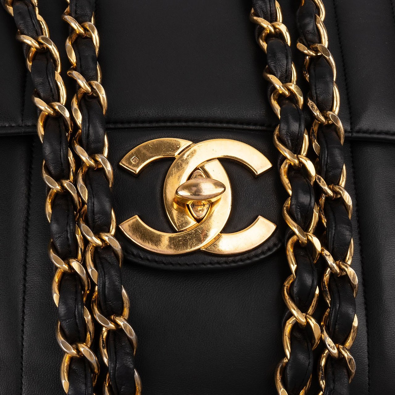 Chanel Vertical Quilted Lambskin 24K Gold Jumbo Single Flap Crossbody Bag Zwart
