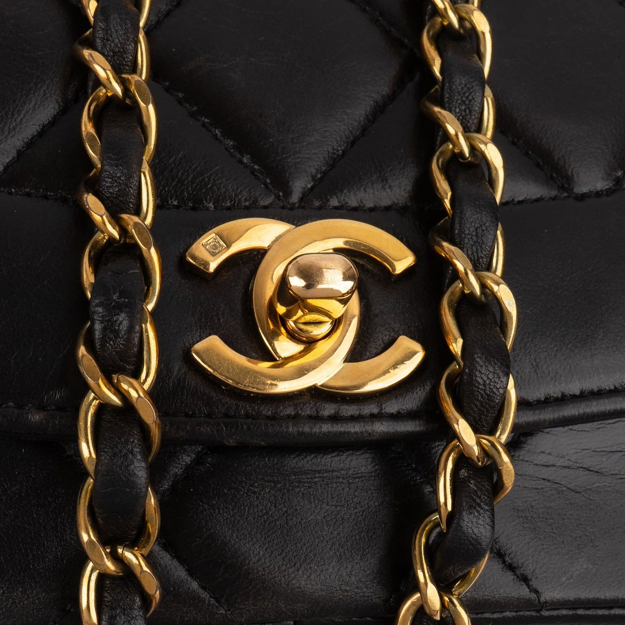 Chanel Quilted Lambskin 24K Gold Medium Diana Single Flap Crossbody Bag Zwart