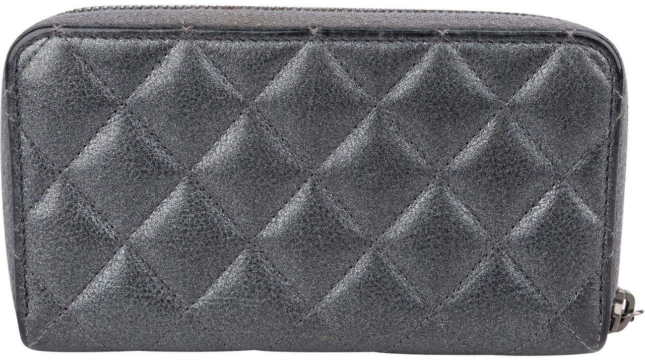 Chanel Quilted Metallic Lambskin Zip Around Wallet Donkergrijs