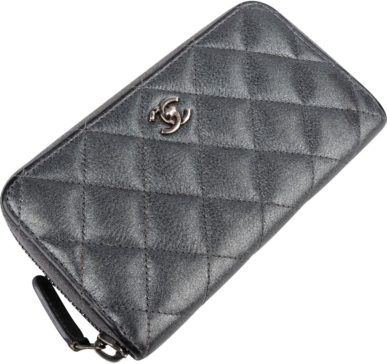 Chanel Quilted Metallic Lambskin Zip Around Wallet Donkergrijs