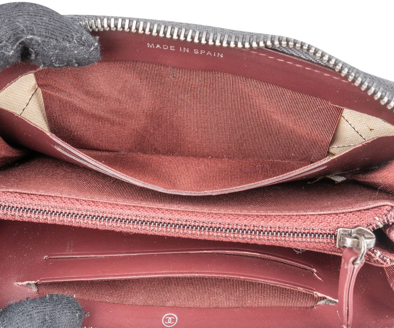 Chanel Quilted Metallic Lambskin Zip Around Wallet Donkergrijs