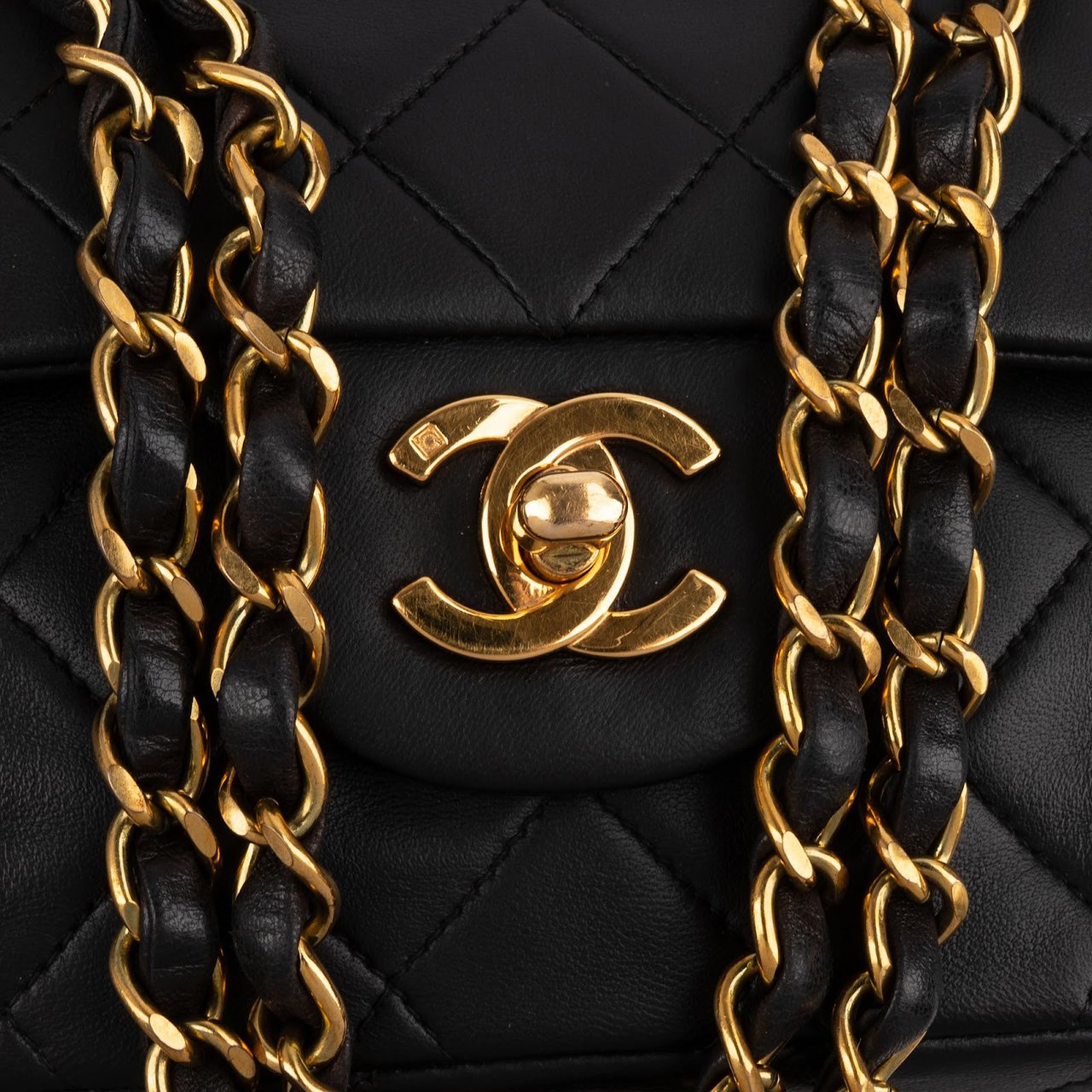 Chanel Quilted Lambskin 24K Gold Medium Double Flap Shoulder Bag Zwart