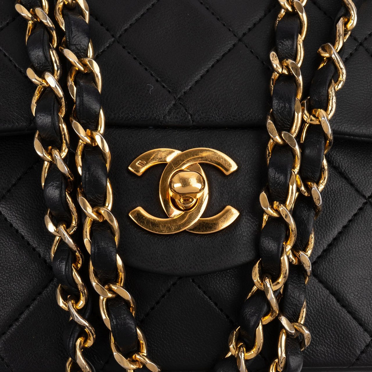 Chanel Quilted Lambskin 24K Gold Medium Double Flap Shoulder Bag Zwart