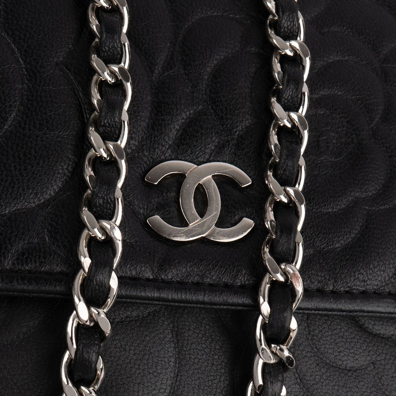Chanel Camellia Embossed Lambskin Wallet On Chain Crossbody Bag Zwart