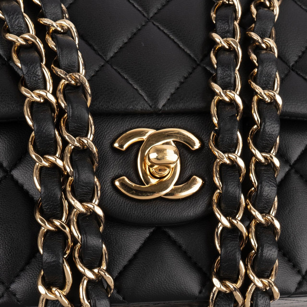Chanel Quilted Lambskin Medium Double Flap Shoulder Bag Zwart