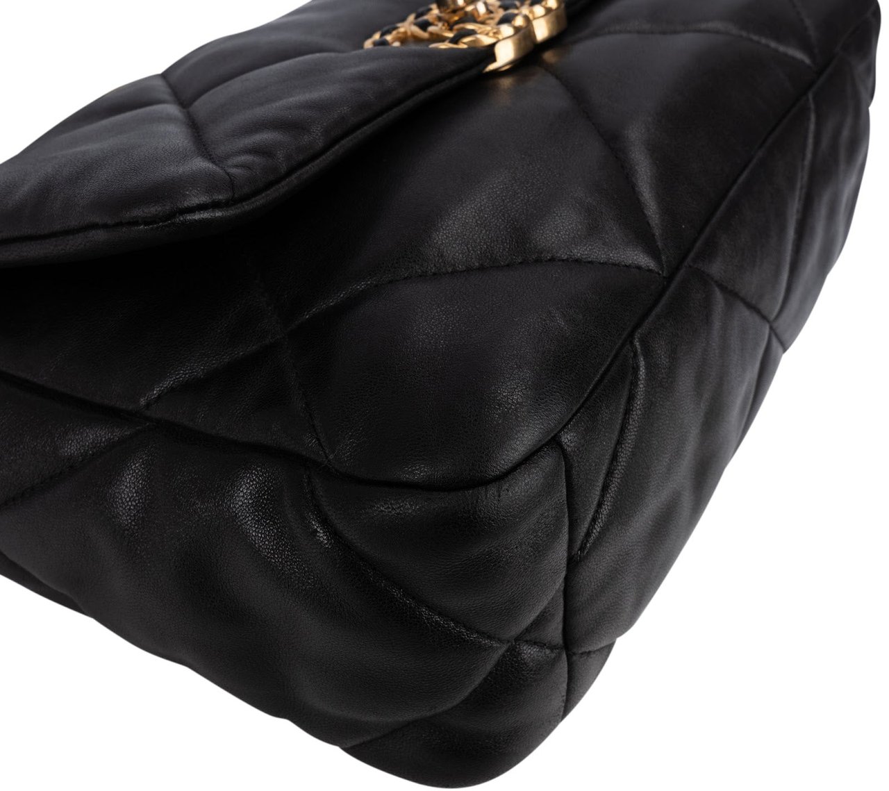 Chanel 19 Quilted Lambskin Single Flap Crossbody Bag Small Zwart