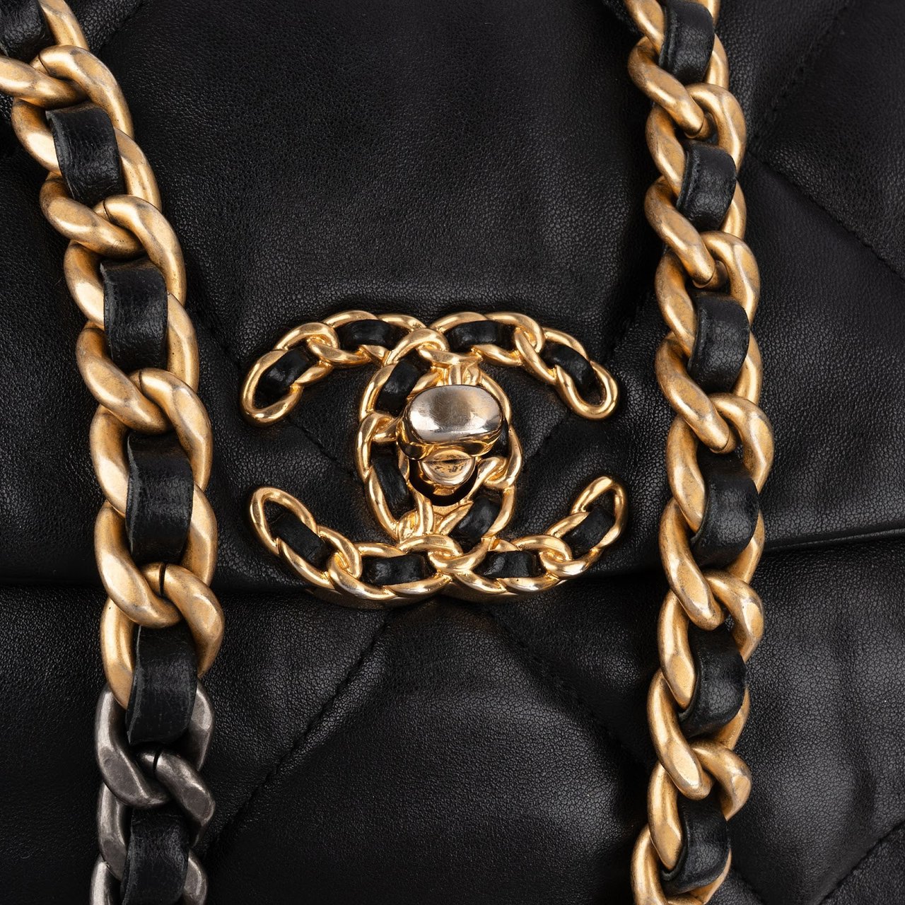 Chanel 19 Quilted Lambskin Single Flap Crossbody Bag Small Zwart