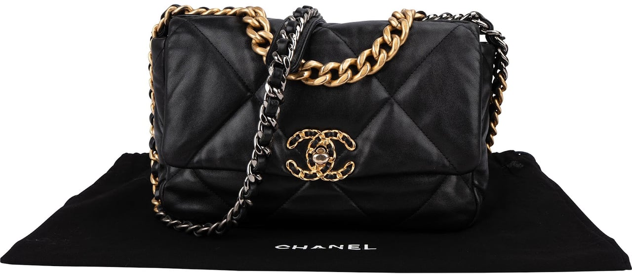 Chanel 19 Quilted Lambskin Single Flap Crossbody Bag Small Zwart