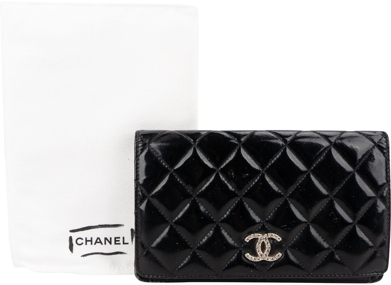 Chanel Quilted Patent Leather Crystal CC Flap Wallet Zwart