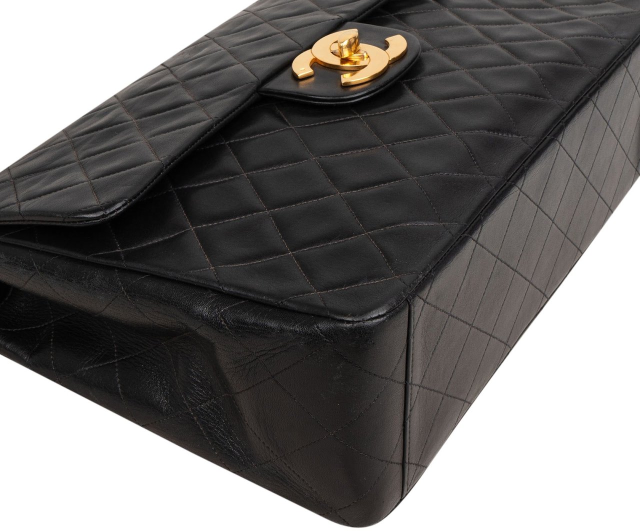 Chanel Quilted Lambskin 24K Gold Jumbo Single Flap Crossbody Bag Zwart
