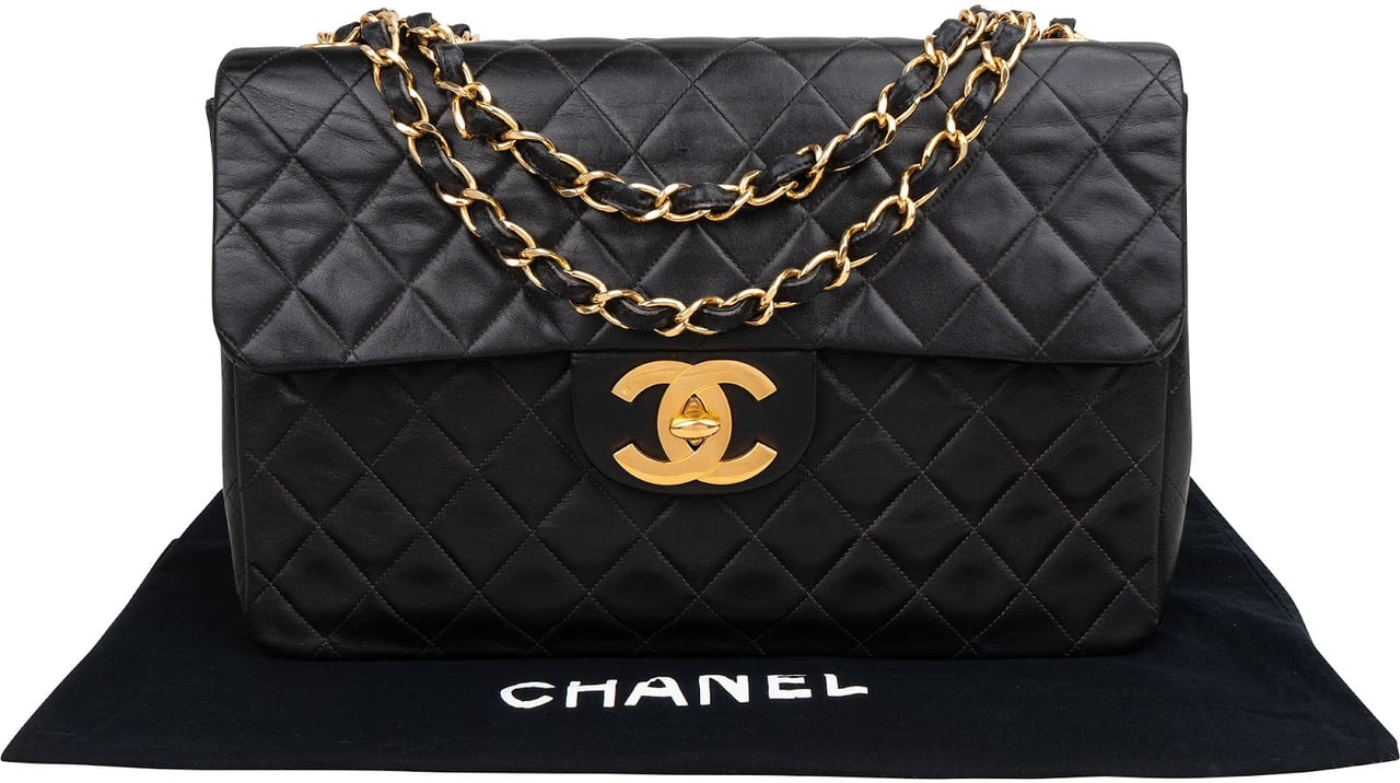 Chanel Quilted Lambskin 24K Gold Jumbo Single Flap Crossbody Bag Zwart