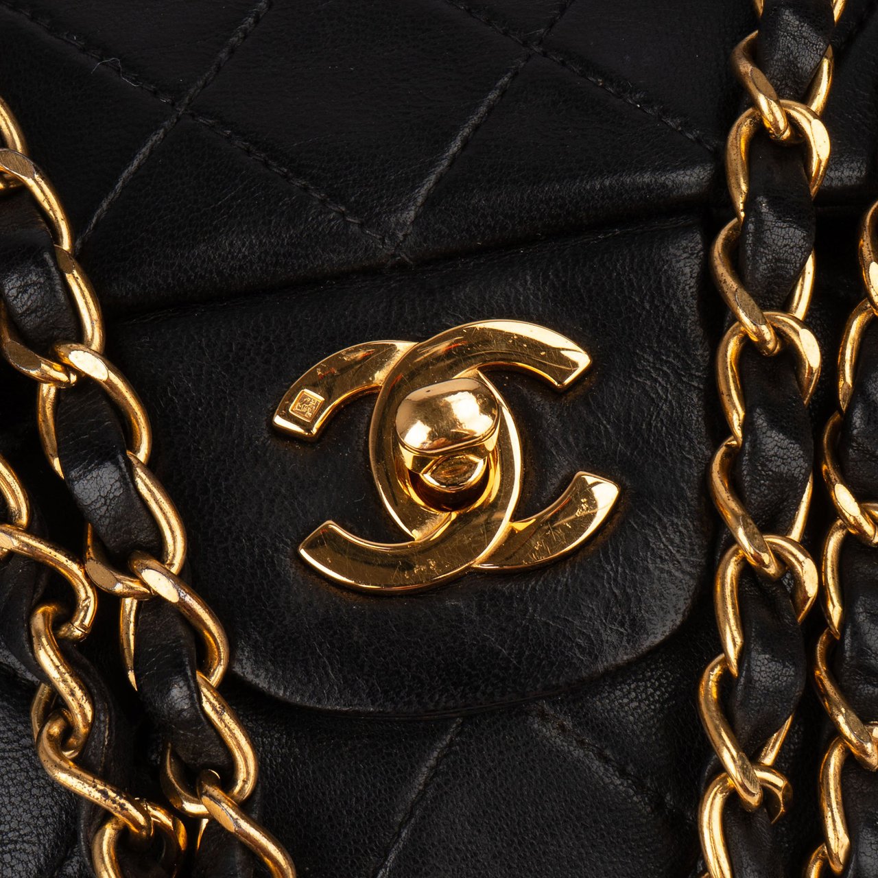 Chanel Chanel Quilted Lambskin 24K Gold Medium Double Flap Crossbody Bag Zwart