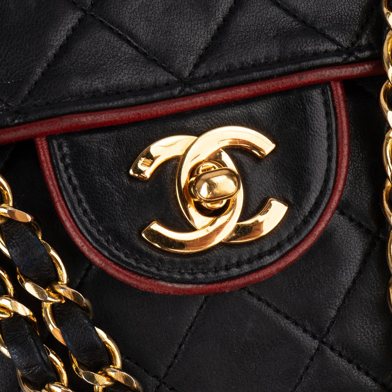 Chanel Chanel Quilted Lambskin 24K Gold Single Flap Crossbody Bag Zwart