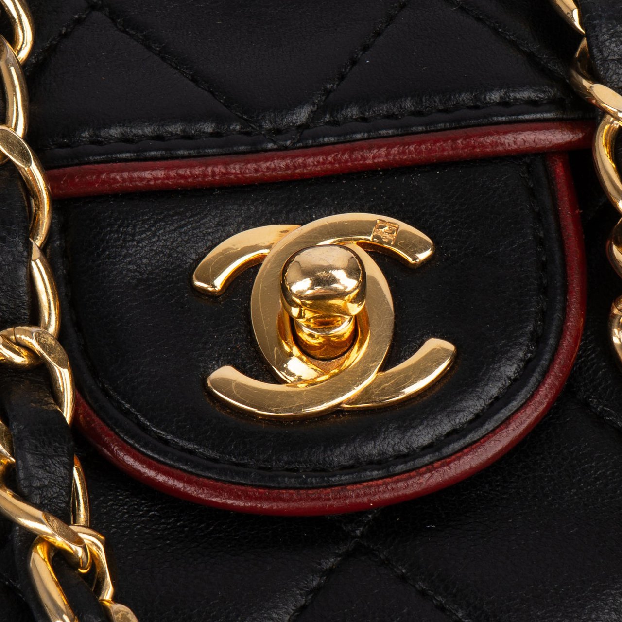 Chanel Chanel Quilted Lambskin 24K Gold Single Flap Crossbody Bag Zwart
