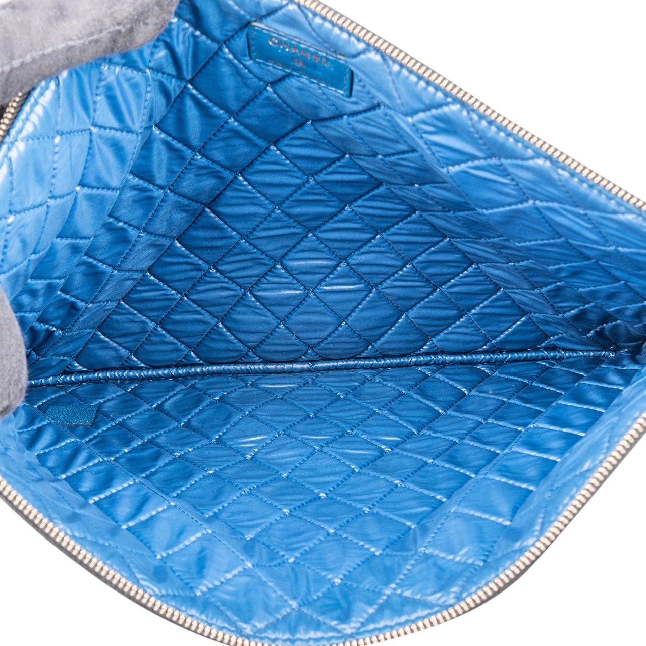 Chanel Chanel Quilted Bicolor Leather CC Clutch Blauw