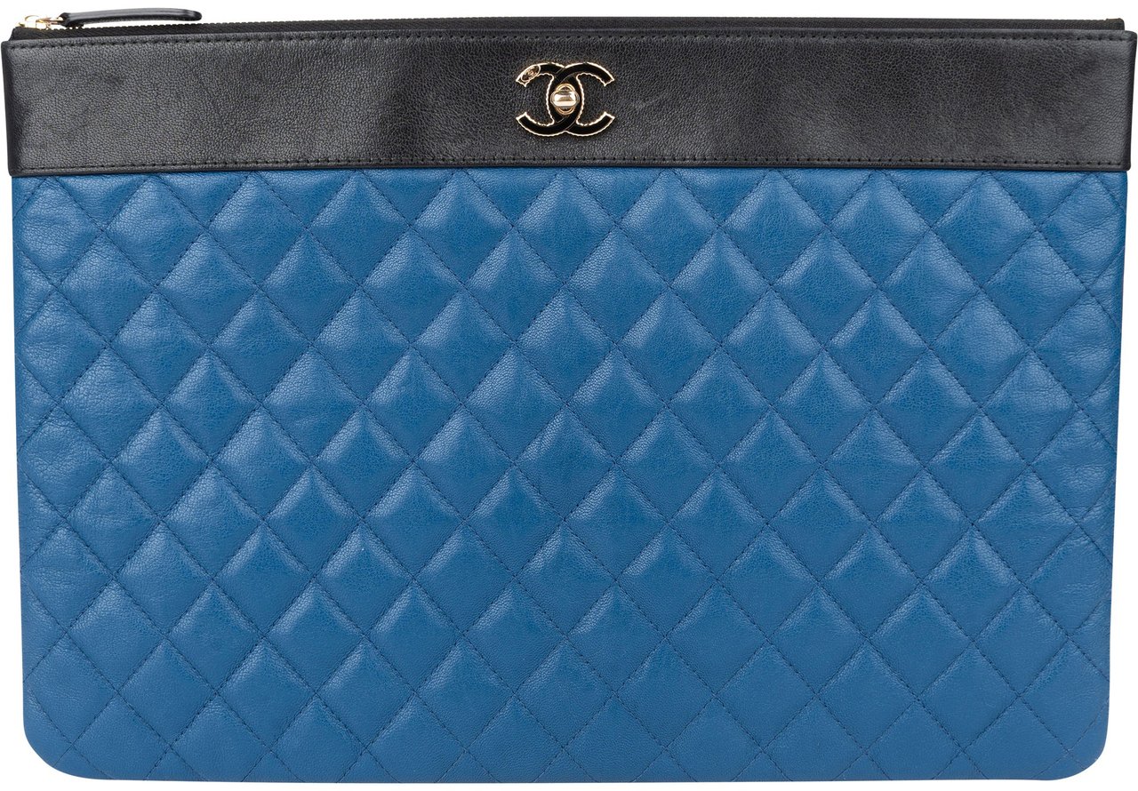 Chanel Chanel Quilted Bicolor Leather CC Clutch Blauw