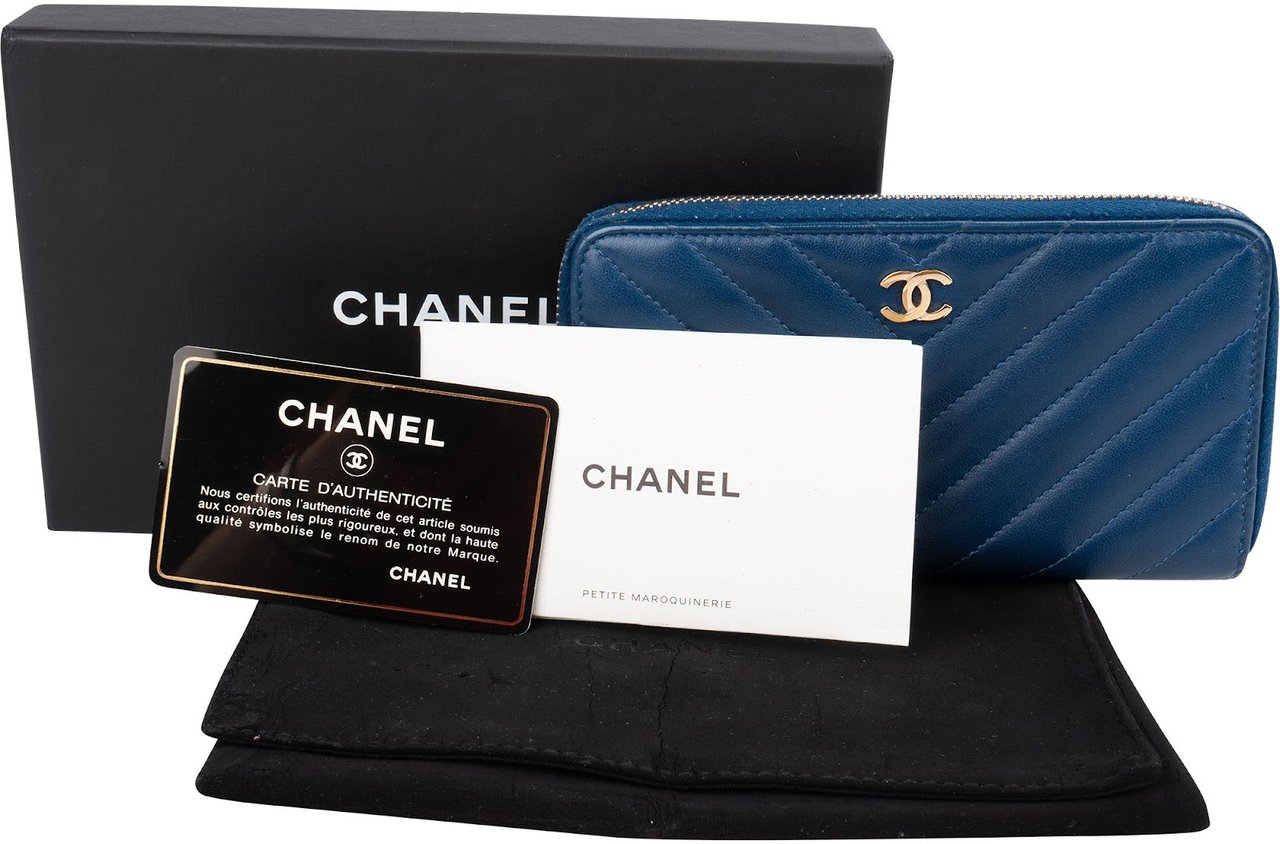 Chanel Quilted Leather Chevron Zip Around Wallet Blauw